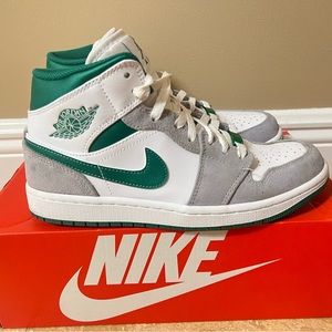 Men's Jordan 1 Mid SE Grey Green size 7.5/ Women's 9